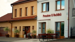 čelní pohled na vinařství a penzion